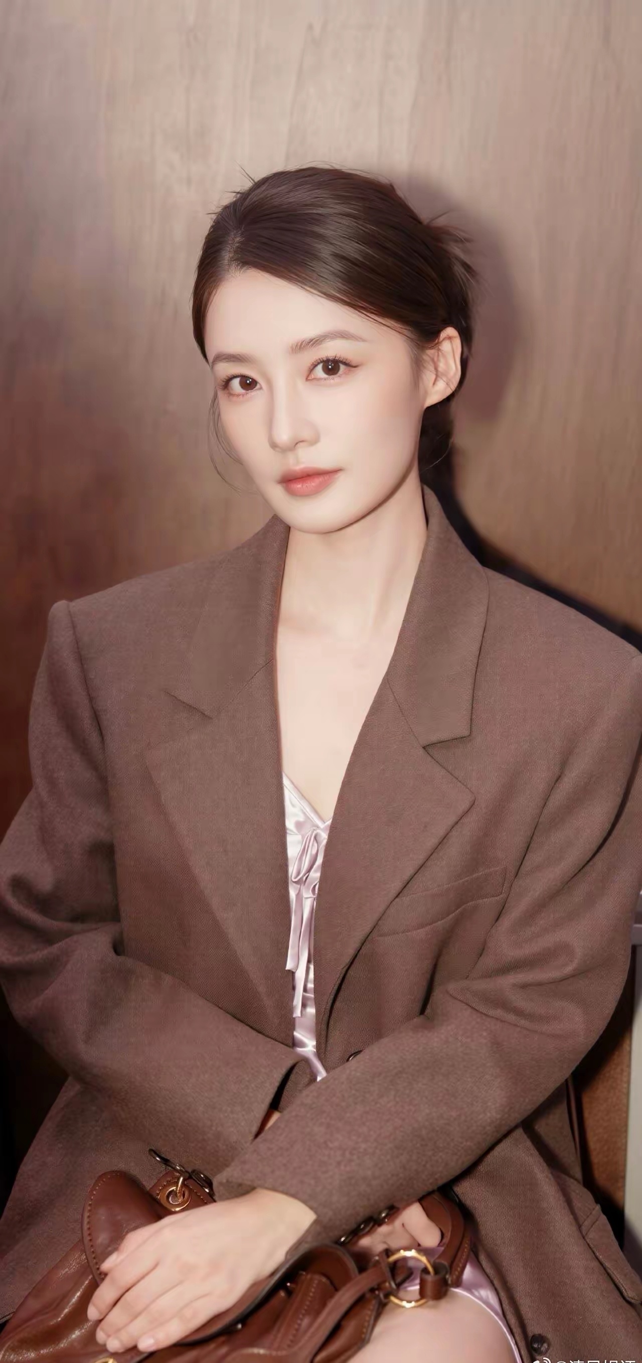 1.罗云熙不喜欢社交，没工作就在家里宅着打游戏，他团队的工作人员很少有变动，都跟