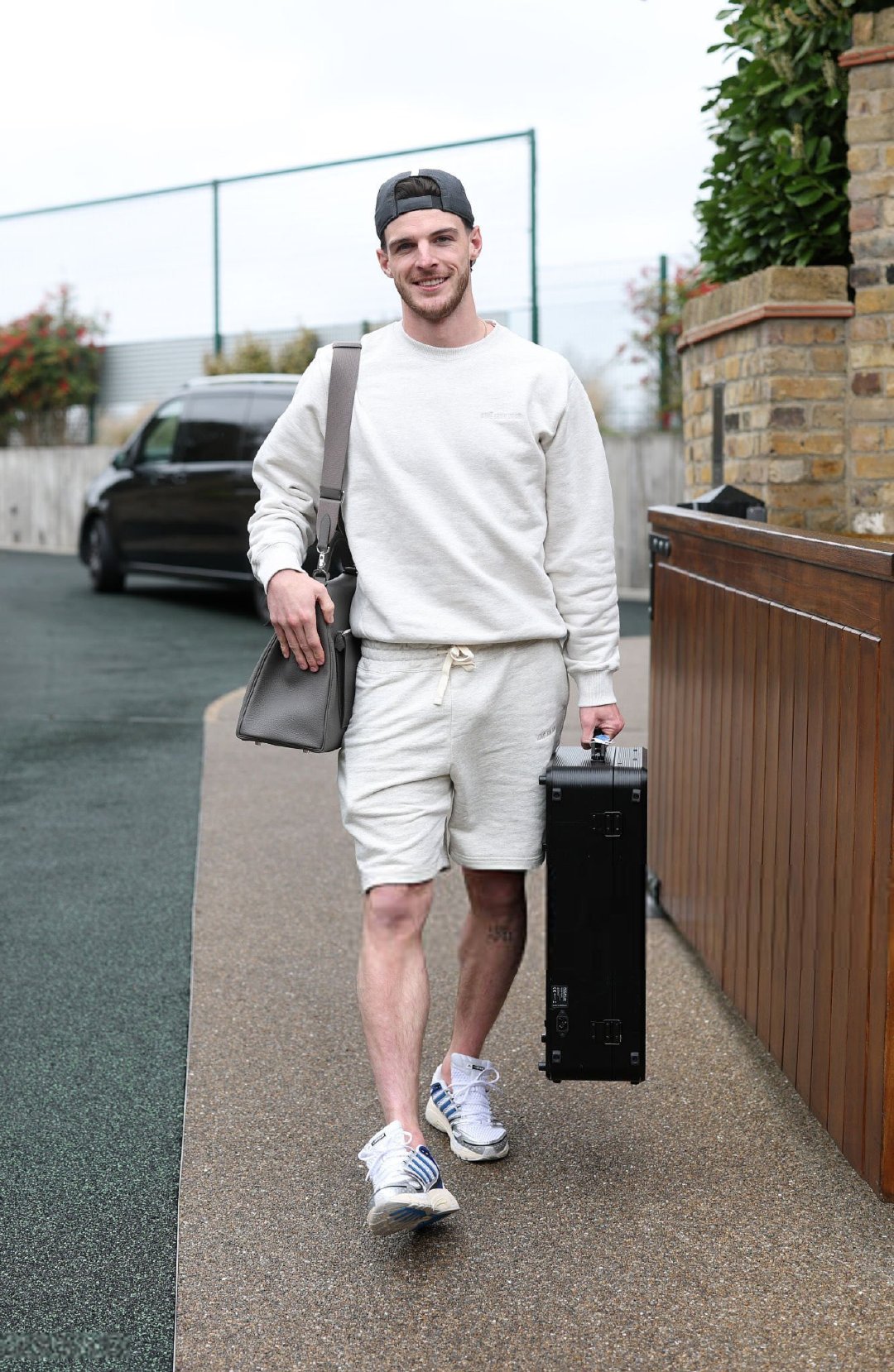 赖斯和萨卡已经归队，备战周二英格兰与日本的友谊赛。 👋🦁英格兰队 英格兰vs