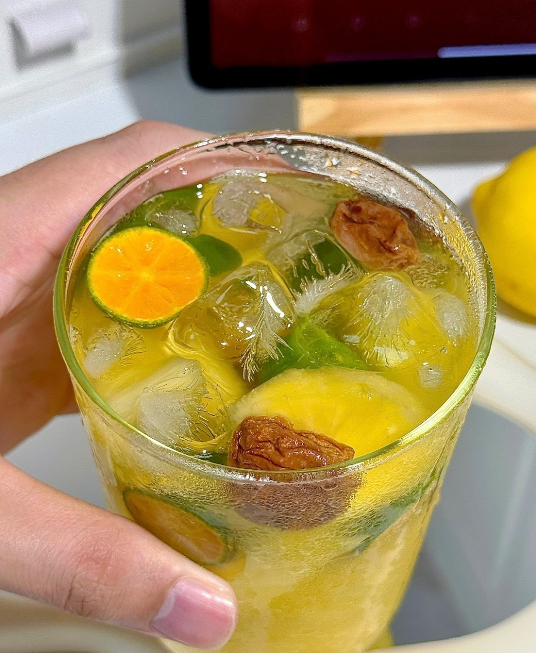 顺手拿几样兑一杯。茶加奶是奶茶，果汁加气泡水是果饮。简单又好玩，喝着还特满足。生