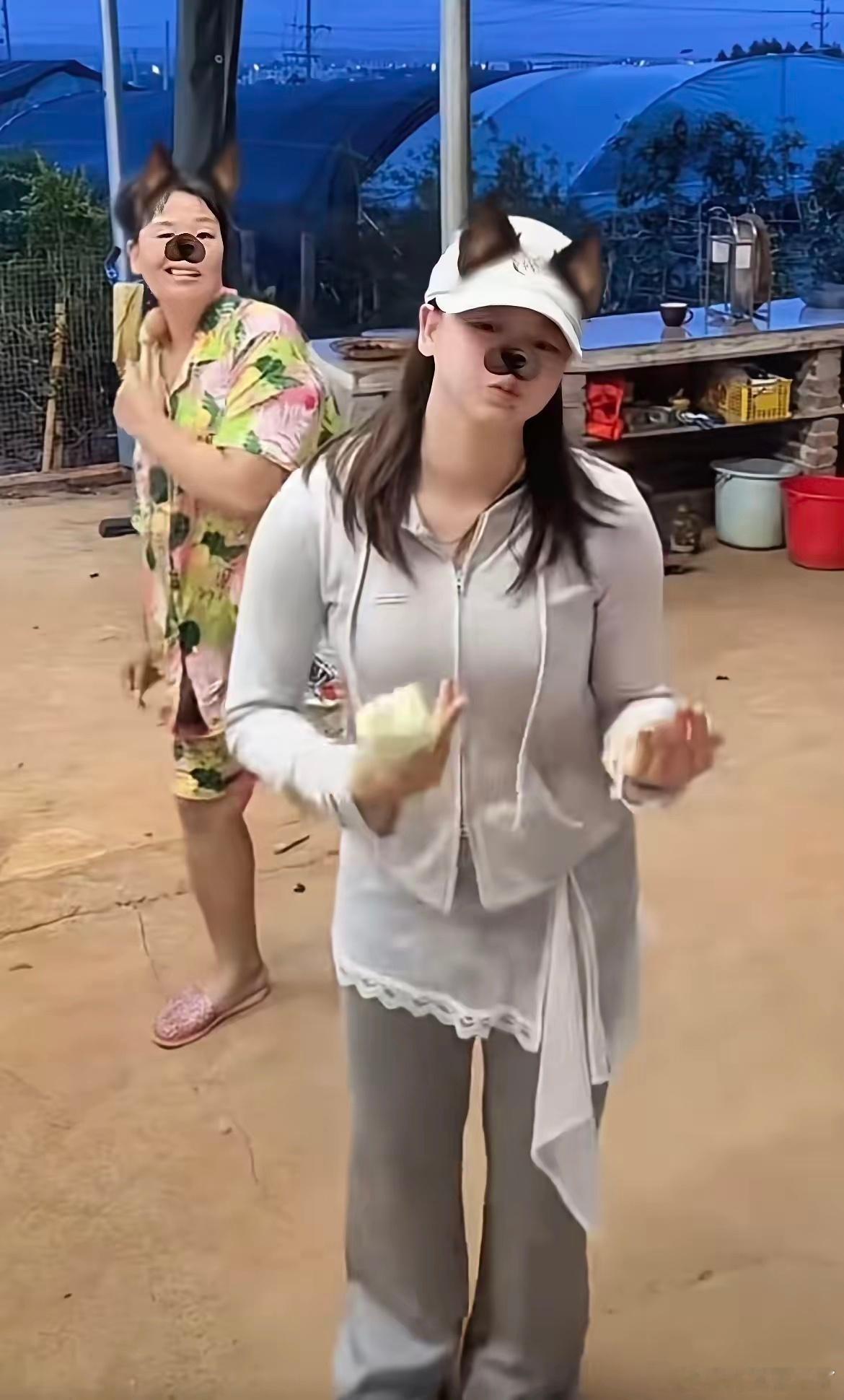 全红婵回到老家，在家门口开心起舞。全妈妈无意间入镜，看着女儿搞怪可爱的模样，笑容