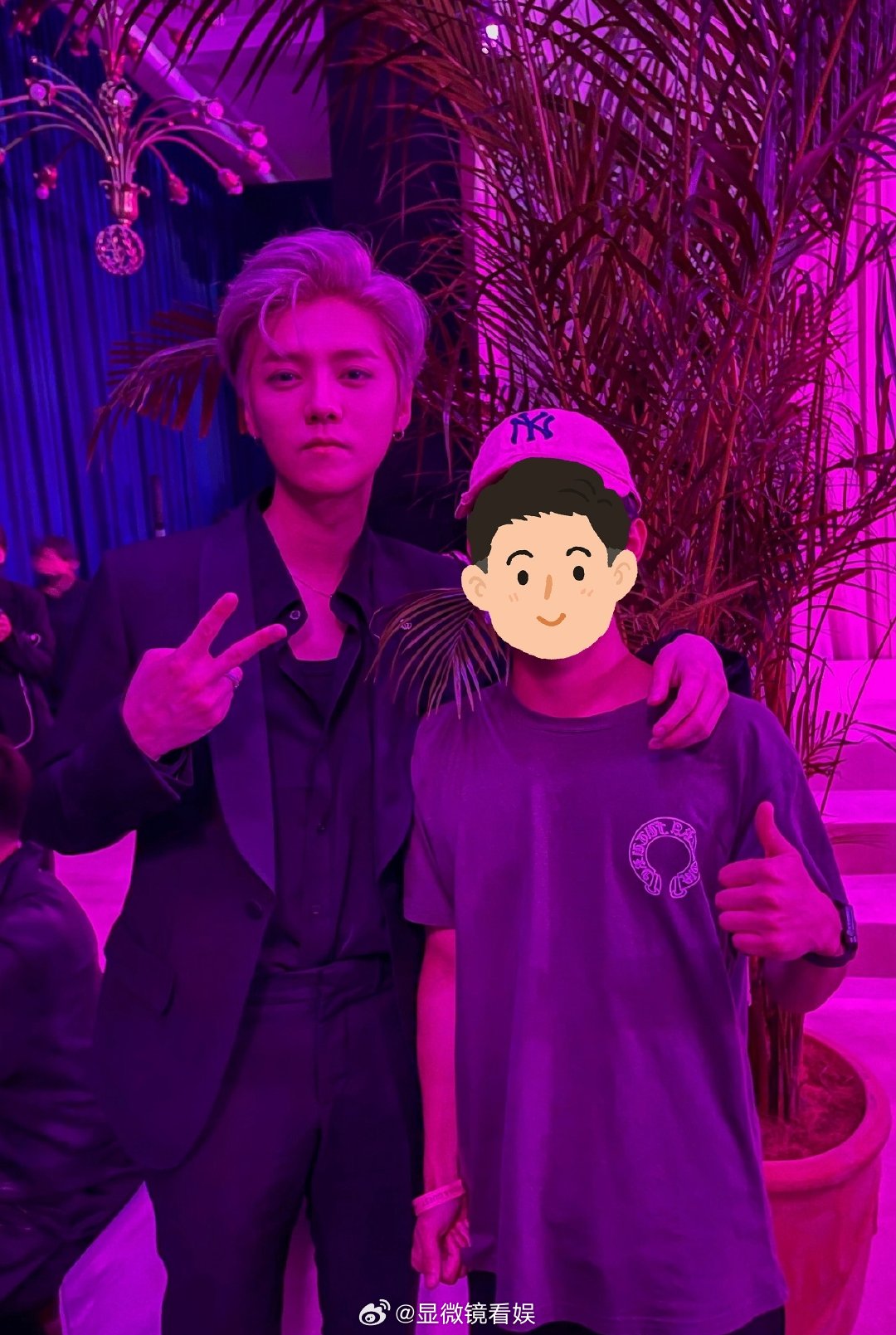 网友和鹿晗四年前合影 有网友晒和鹿晗四年前的合照，有合照也太让人羡慕了吧，鹿晗真