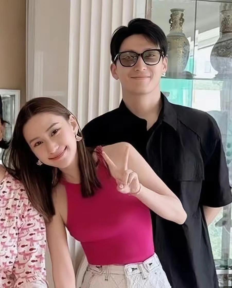 跟何超莲结婚之后，窦骁也发福了，还被她带着见了很多的姐妹和好闺蜜。何超莲太傻了，