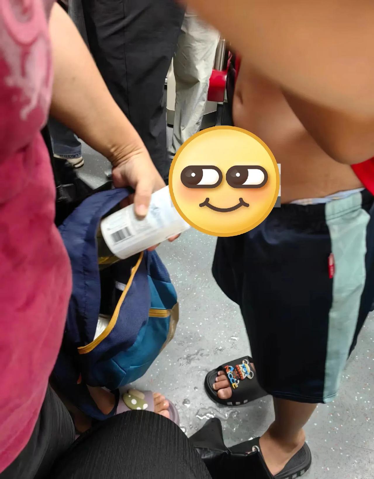 有网友吐槽，坐地铁第一次看到这么炸裂的