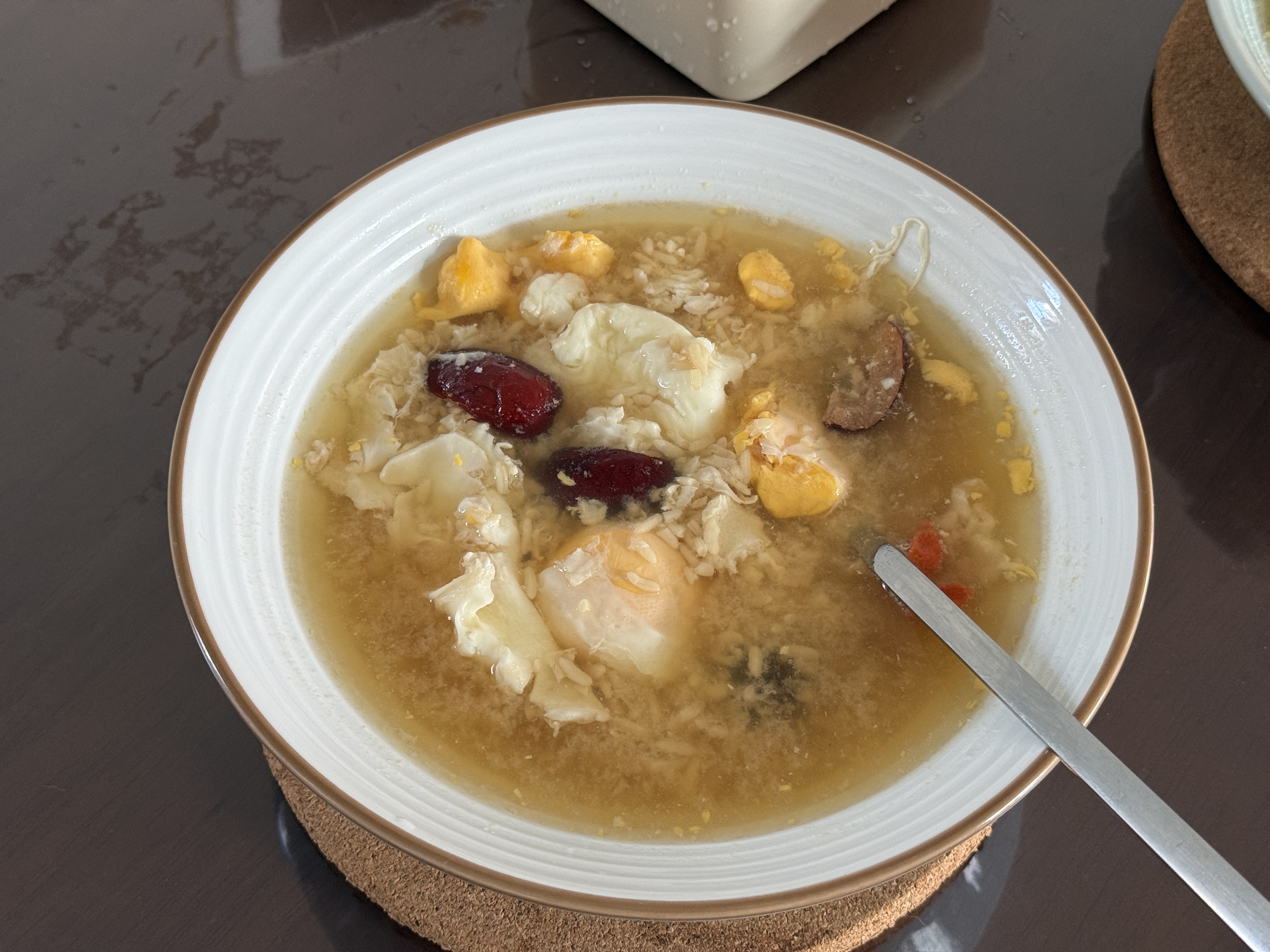 女朋友做的酒酿鸡蛋，小时候吃过几次已经忘了味道，一大早的不会吃完醉了吧。