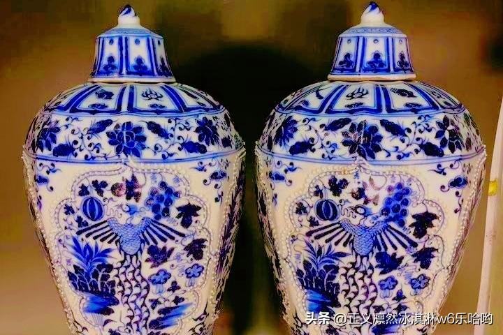区百龄珍藏的元青花梅瓶那可是相当独特。从造型上看，它线条流畅，口小、颈短、肩丰、