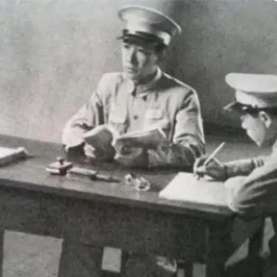 1953 年，云南一个医生和人打牌时输红了眼，脱口而出：“我当过红军军长，你拿什