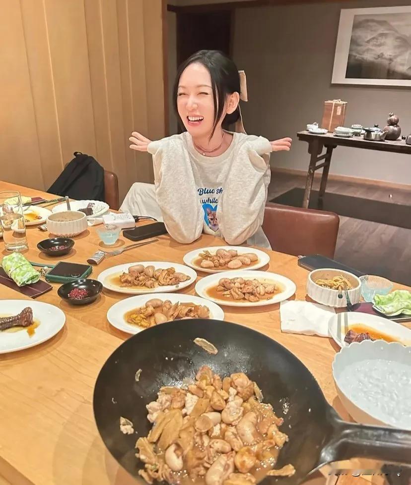 如果没看错的话，锅里盘子里装的是鸡肉炒内脏。在吃方面陈乔恩一向很重口，特别喜欢吃