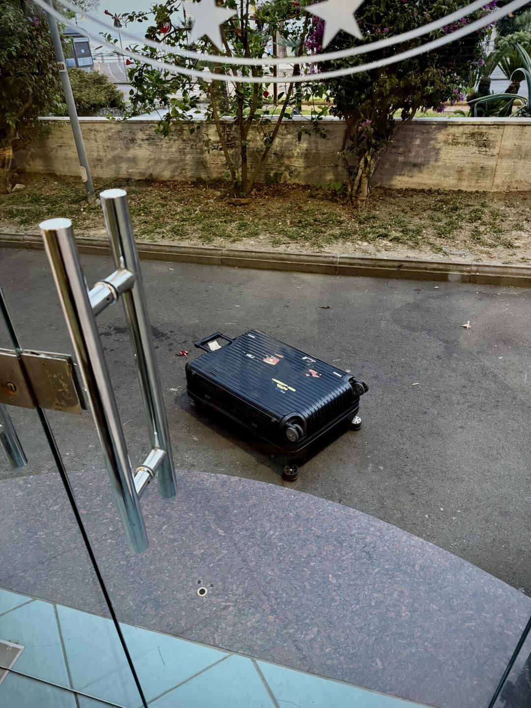 摔倒在路边的行李箱