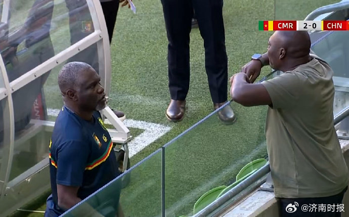 【#喀麦隆主帅被红牌罚下#】 FIFA系列赛第2轮，国足对阵喀麦隆。第57分钟，