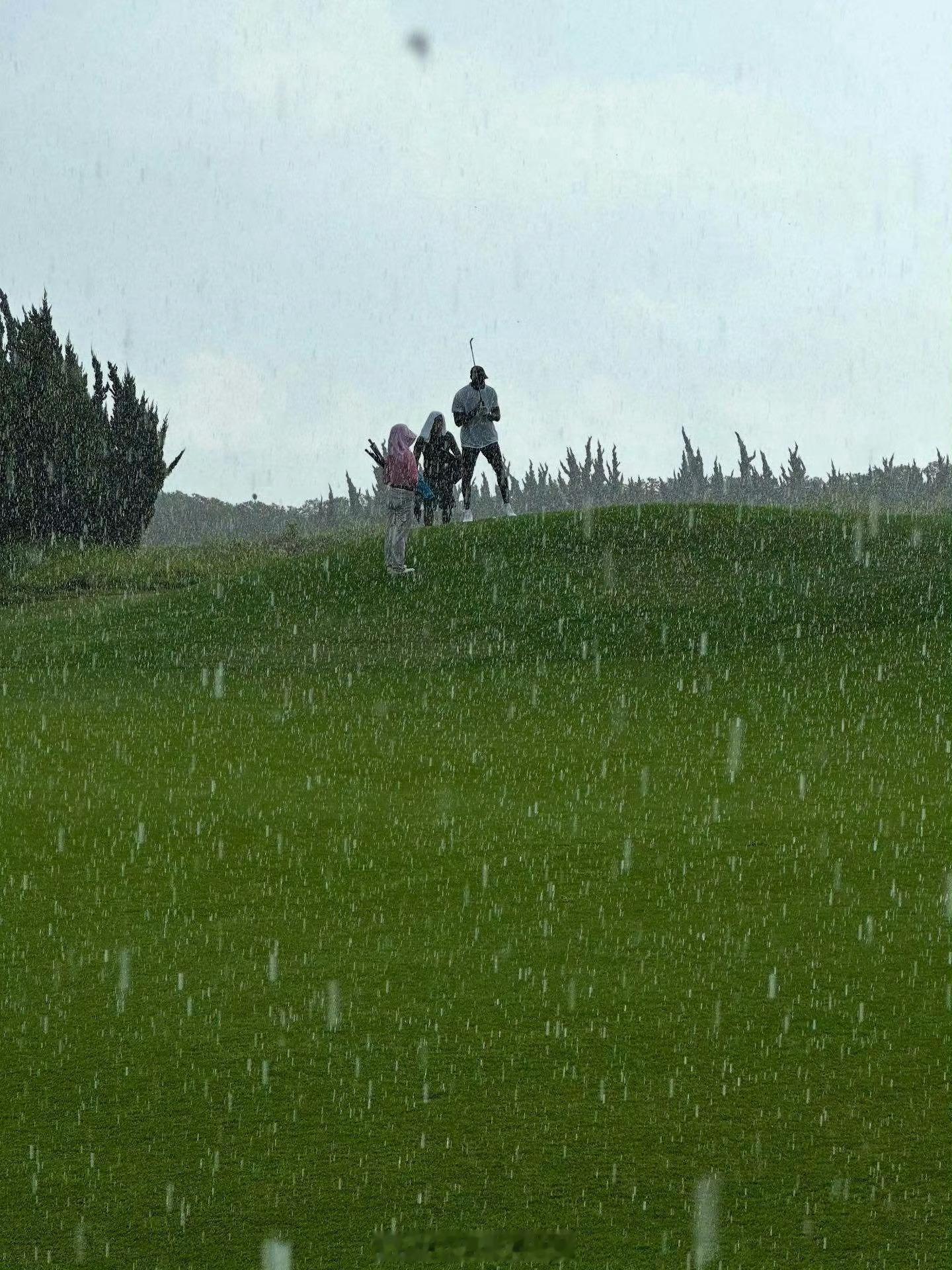 詹姆斯冒雨打高尔夫球詹姆斯更新社交媒体，晒自己冒雨打高尔夫并配文：“你能忍受🌧