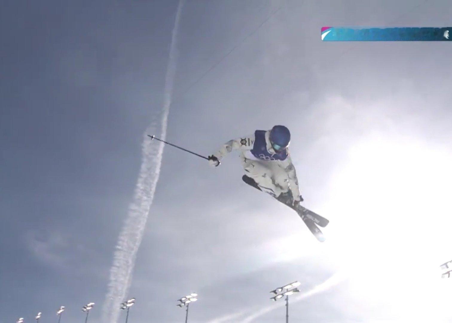 谷爱凌飞起来了飞翔般的姿态诠释着运动之美。看谷爱凌滑雪就是视觉盛宴，一跃而起，轻