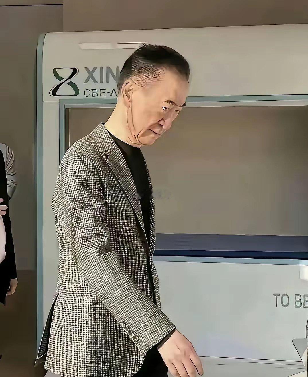 现在的王健林和现在的王思聪    一个人老珠黄，有衰老之态一个却每天泡在美女堆 