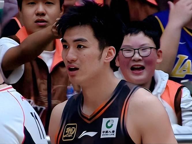 客场大胜新疆20分，最尤尴尬的莫过于于德豪了。
上场11分钟，0分0篮板0助攻，