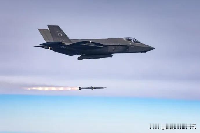 林肯号航母舰载机击落伊朗无人机！
美军击落伊朗无人机美军在阿拉伯海击落一架威胁林