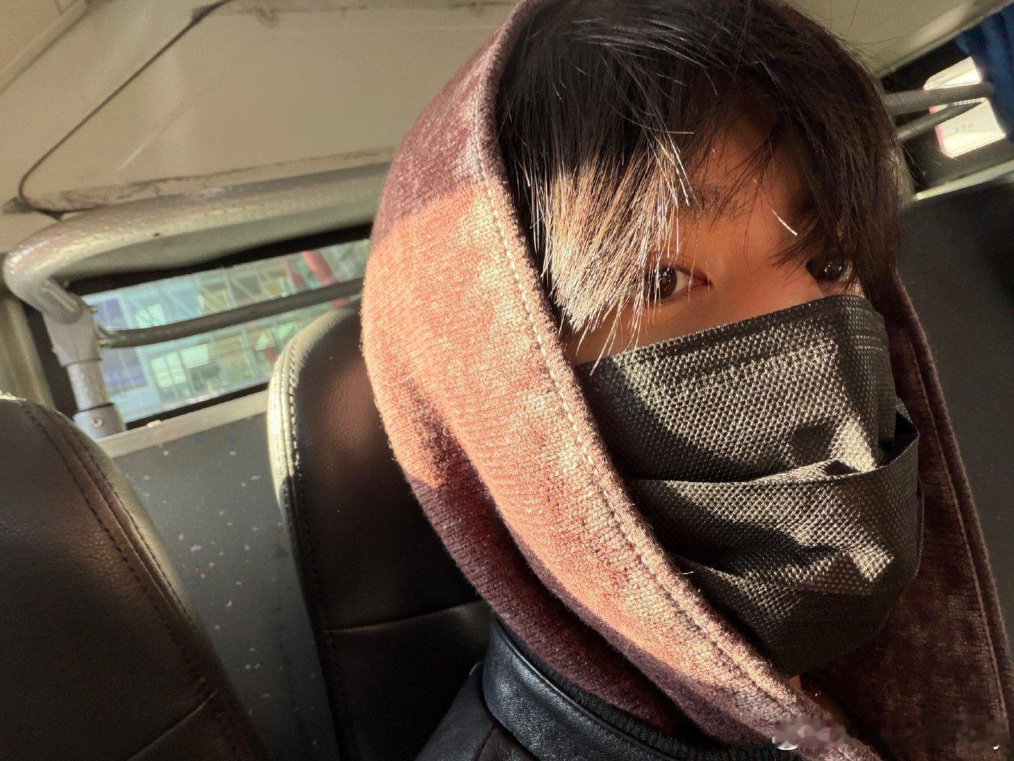 陈哲远要收工回家过年了，2025年两部剧播的不错，《白色橄榄树》海外大爆，《一笑