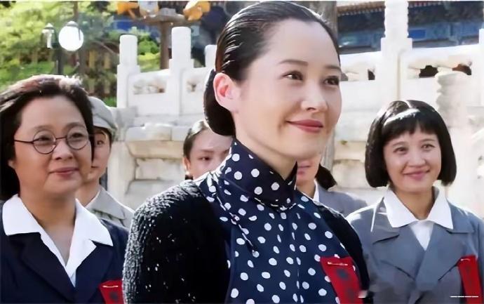 许晴、宋佳和李羚在演绎宋庆龄这一角色时，各有千秋。许晴以深情而细腻的表演，将宋庆