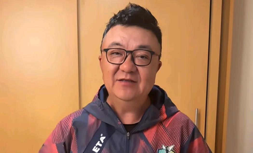 当球迷想给足球小将项目捐款时，董路的做法让人肃然起敬。
在董路的一场直播中，有直