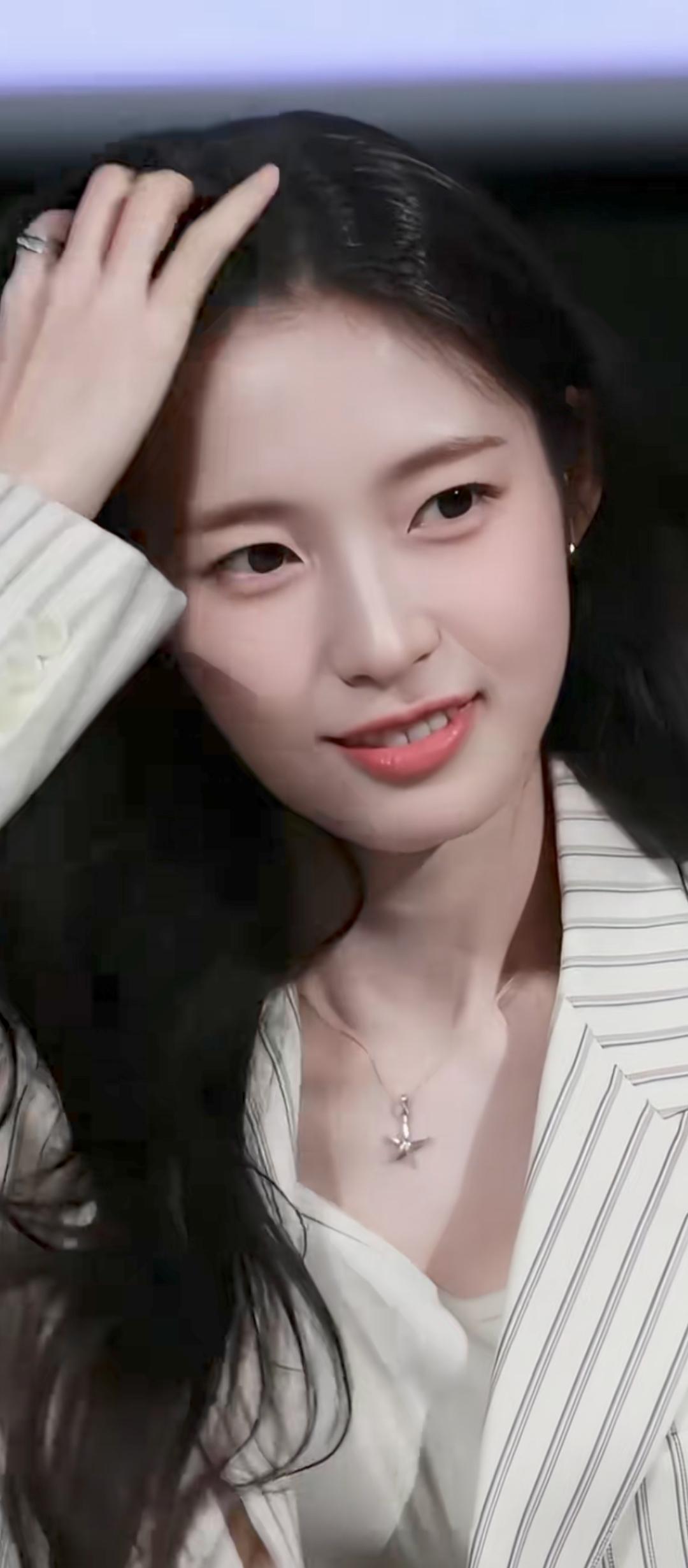 甜美少女风:温柔微笑，精致妆容。