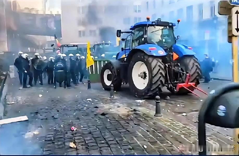 12月19日中午的最新消息速报，全都不容错过，第六条：农民驾拖拉机围堵欧盟峰会，