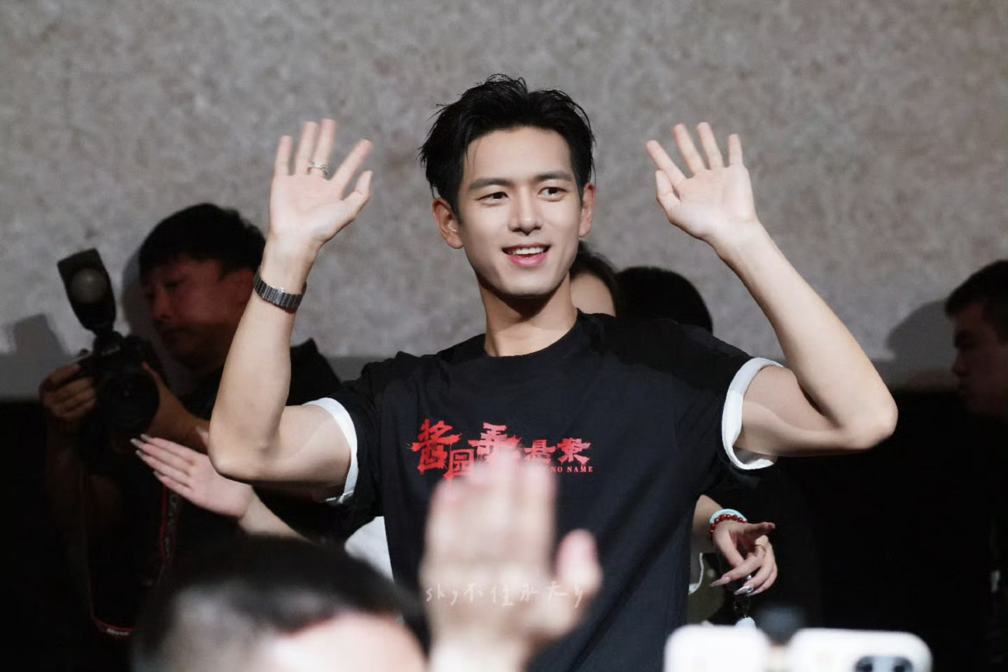 李现的肌肉线条太漂亮了！李现晒了女友视角的摄影照李现摄影女友视角李现孟弗渊李现雾