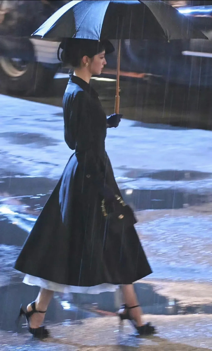 王楚然雨夜黑伞神图 这一秒过火王楚然这个路透绝了，不是粉丝都要存图的程度，这也太