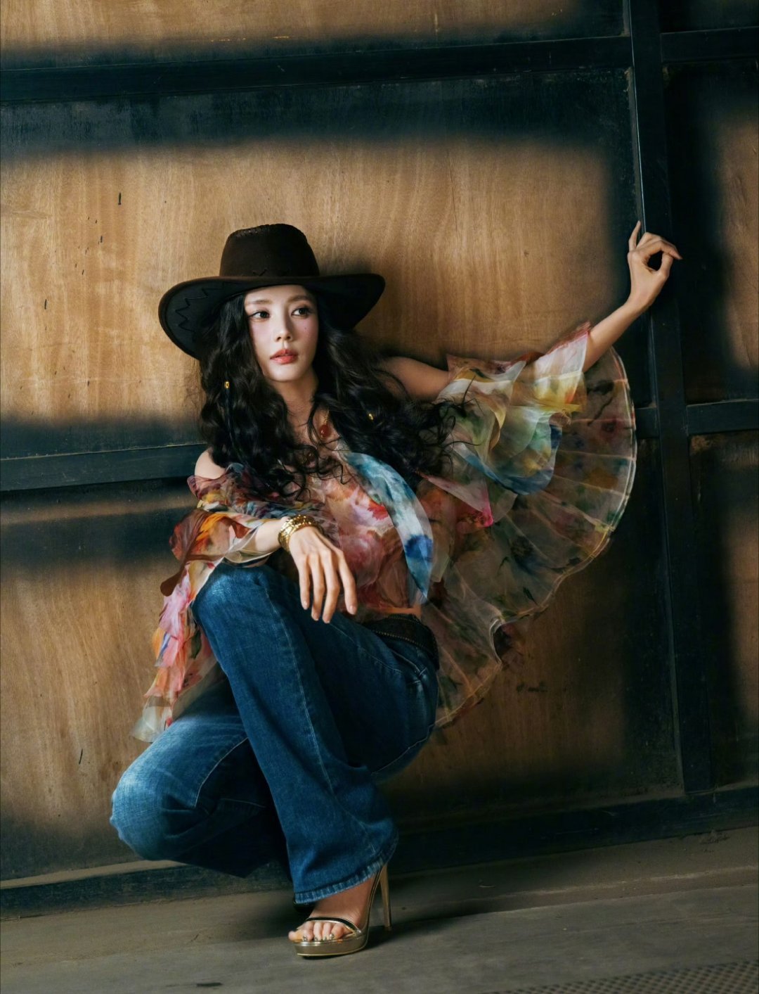 谁给李一桐选的帽子帽子一戴好甜酷的牛仔风，这又飒又美的劲儿，妥妥的主人级别！ 