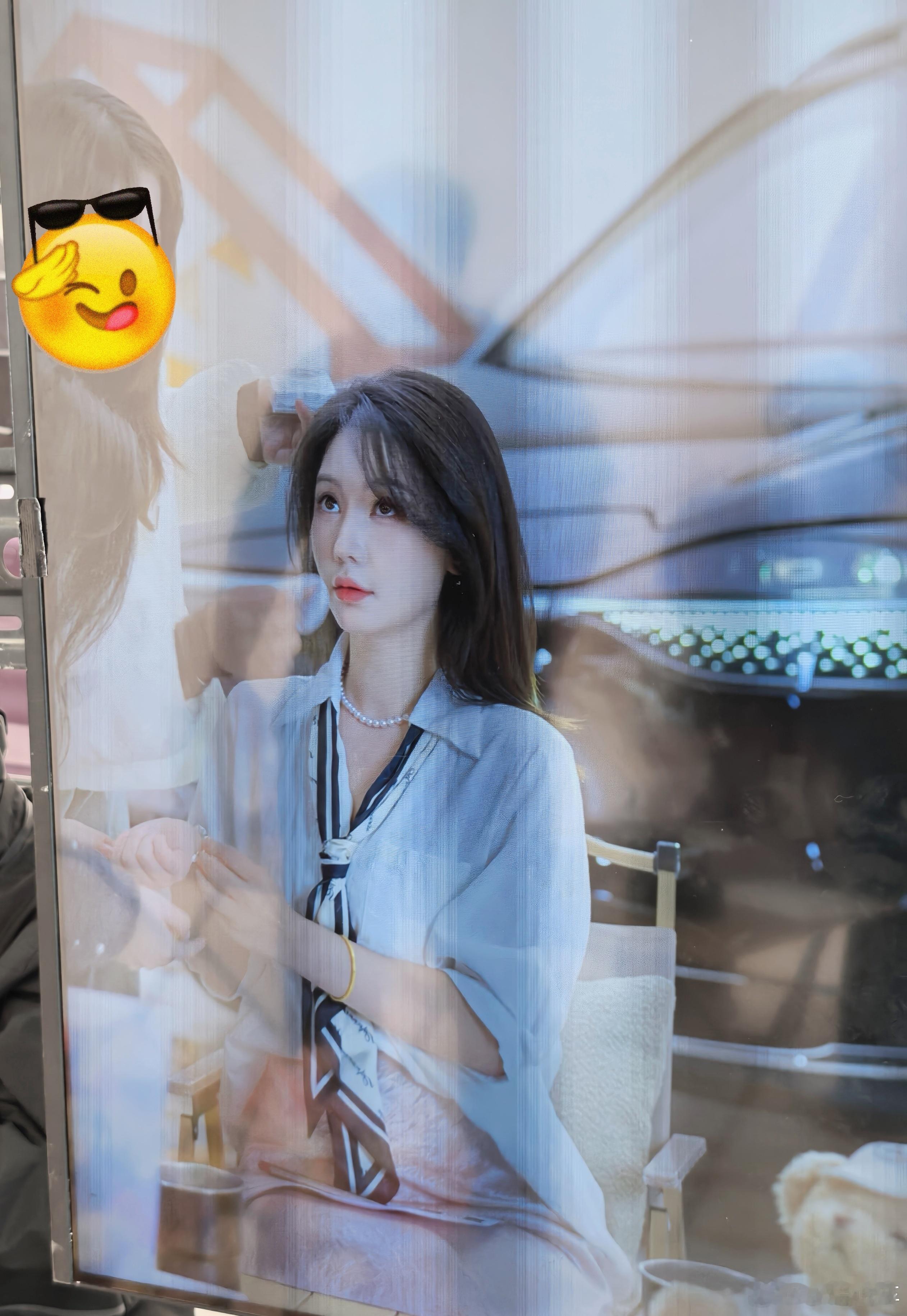 来彩排啦，这大屏幕也太绝了，跟个全身镜似的，刚在前面试了一下镜头，把人照得又美又