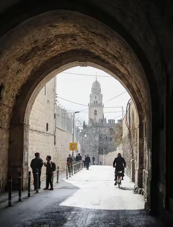 以色列再有钱、再聪明，也绝不会换地建国。
犹太人跟巴勒斯坦这片土地的联系可以追溯