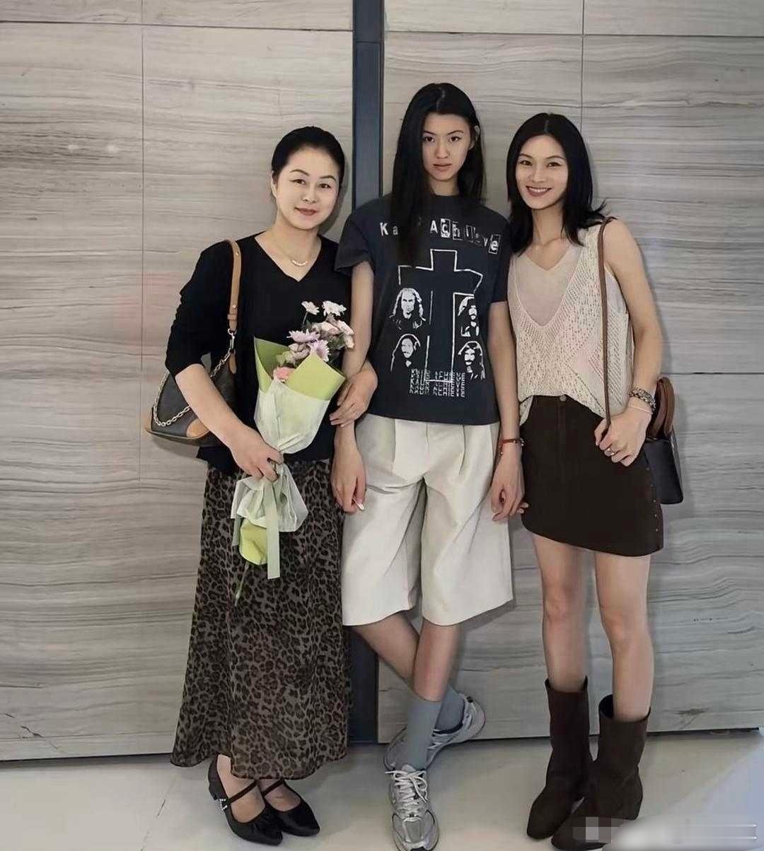 你敢相信这是女儿、妈妈、外婆三代人吗？外婆和妈妈也太年轻了 