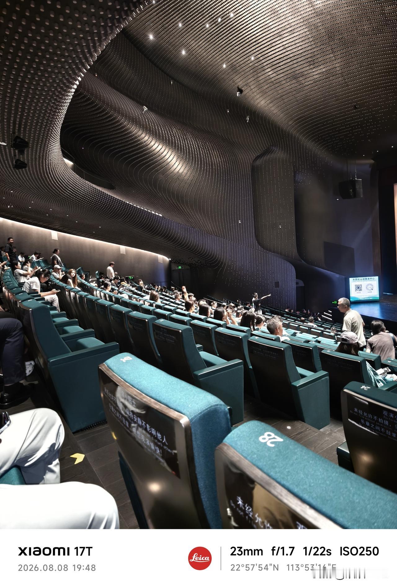 走进展演中心，
听一场钢琴演奏会，
来一次洗涤心灵之旅。