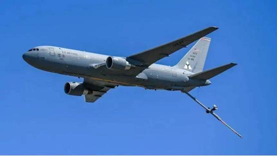 五月五号，波斯湾上空出了件让人捏把汗的事，美国空军一架KC-135R空中加油机，