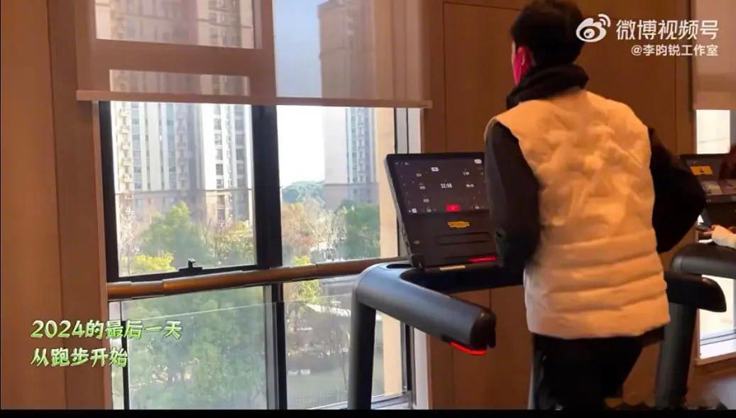 李昀锐跑步都不忘给脸塑形，这东西真有用吗？[笑cry] 