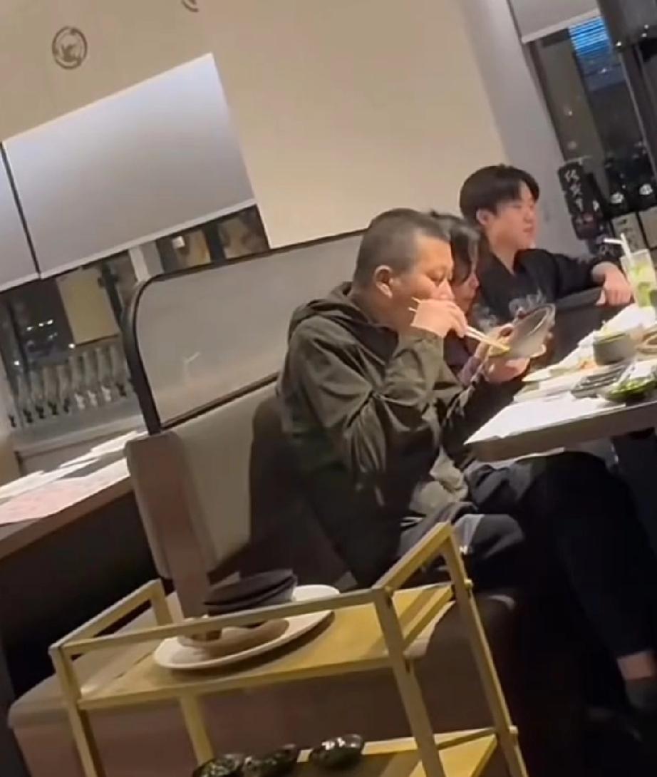 王楚钦澳门与父母聚餐！一家三口坐一排，亲密无间！
王楚钦父母此次前来澳门观看王楚