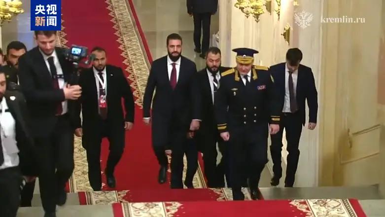 1月29日，就在风雪交加、地面交通几乎瘫痪的那天，叙利亚过渡政府领导人沙拉乘专机