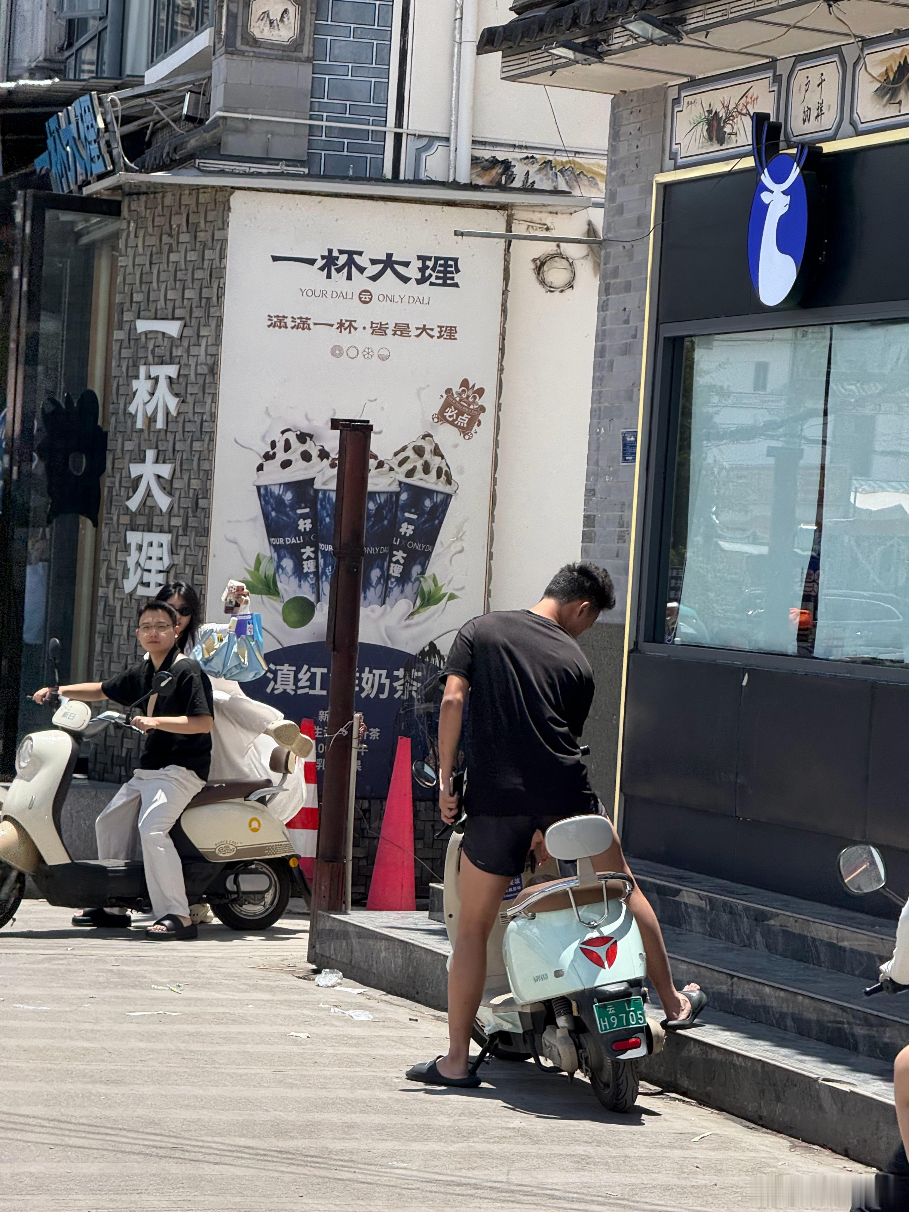 出门在外还是要有交通工具才方便，大理对电瓶车很包容，游客们都是随便租用，半天12