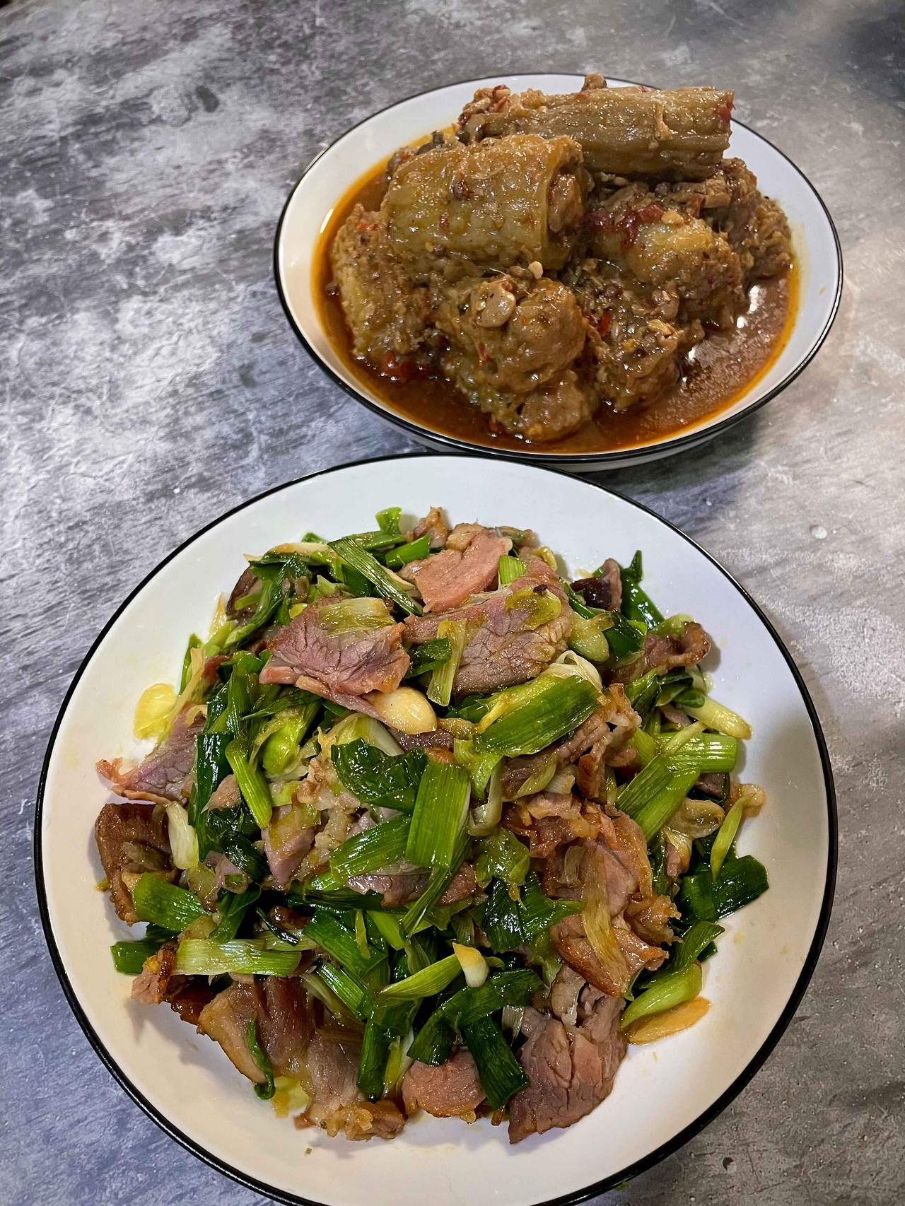 川味豆瓣酱版的苦瓜酿肉和蒜苗炒腊肉，简直是米饭杀手！苦瓜酿肉 腊肉 哪道家常菜最