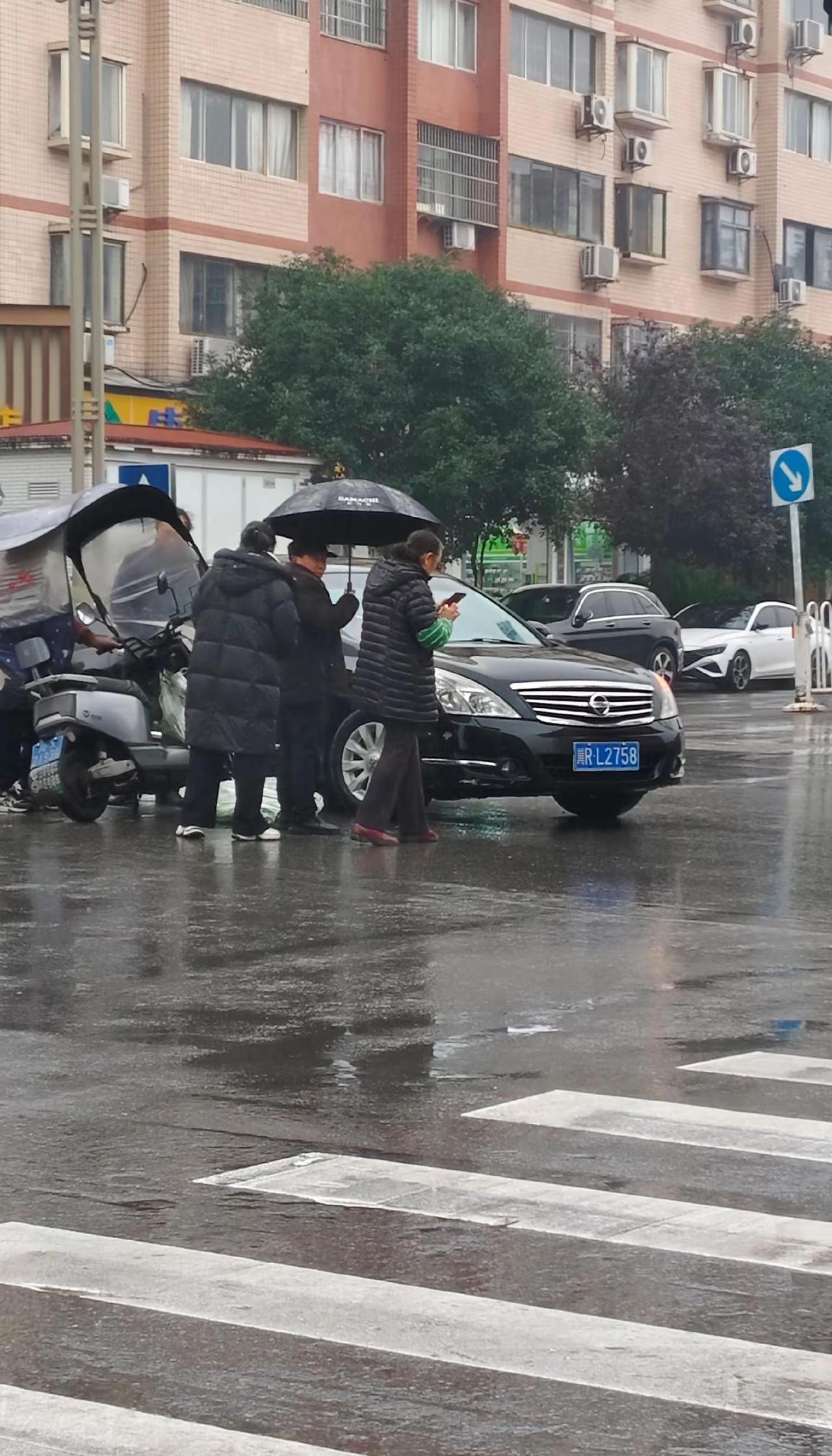 开车人骑车的都要守规矩，还好问题不大