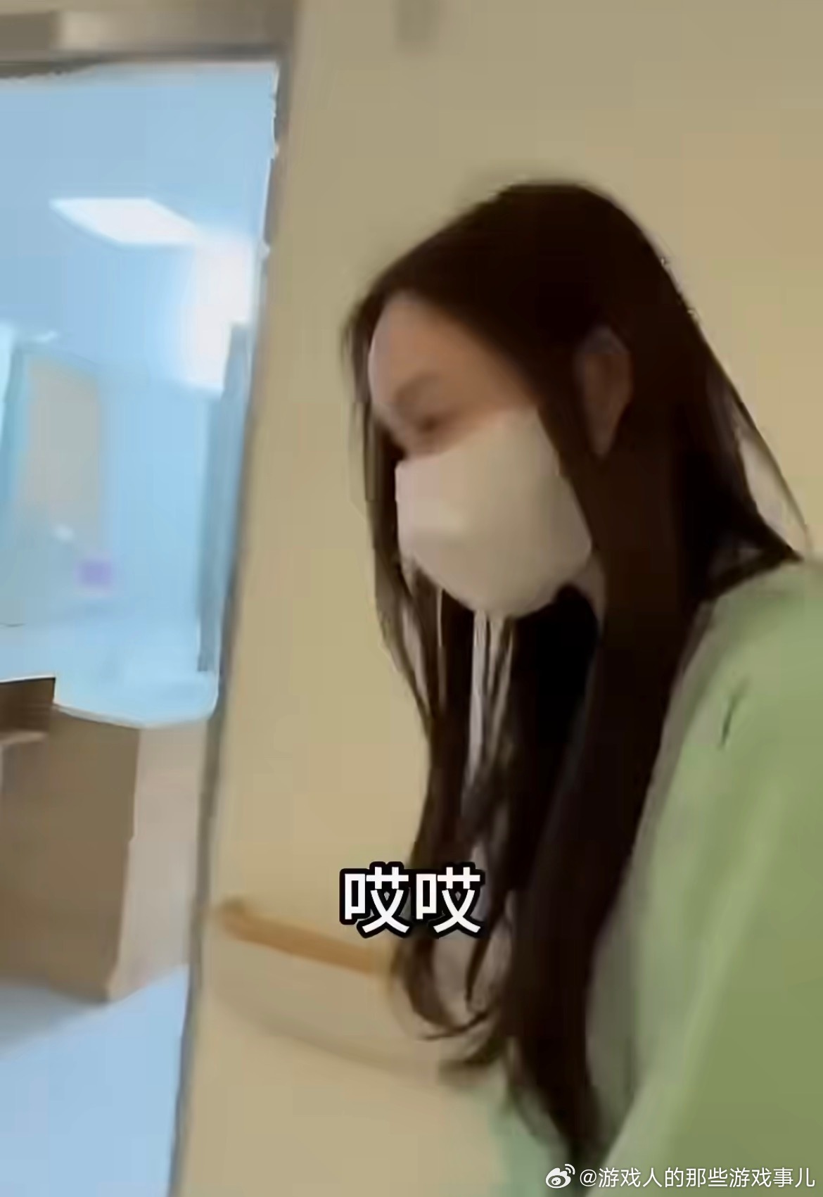 范玮琪一直身穿隔离衣说谢谢人家在病房外面等待已经很难过很痛苦了，为什么还要一直拍