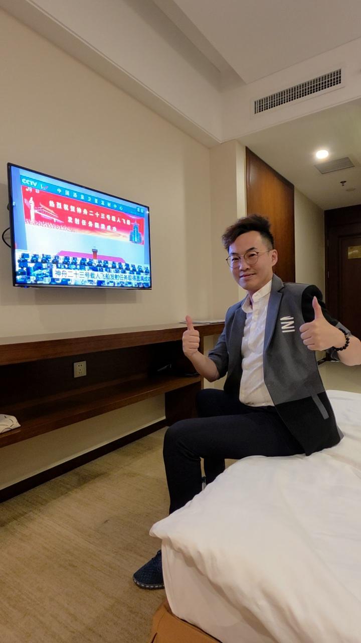 神舟二十三号发射任务圆满成功　首位香港航天员进入太空

23:08，准时见证历史