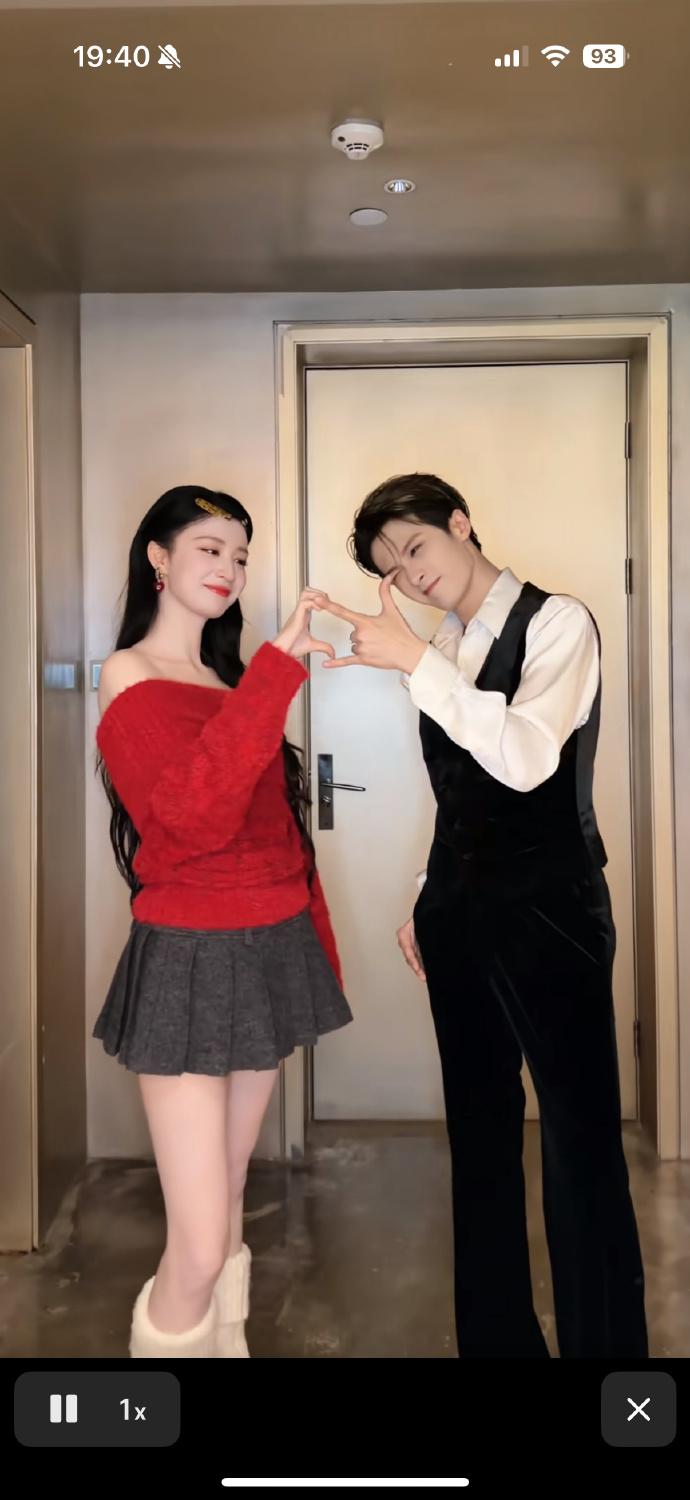 日更博主檀健次继续放饭 檀健次王楚然合跳PROOF手势舞 期待爱情有烟火＃