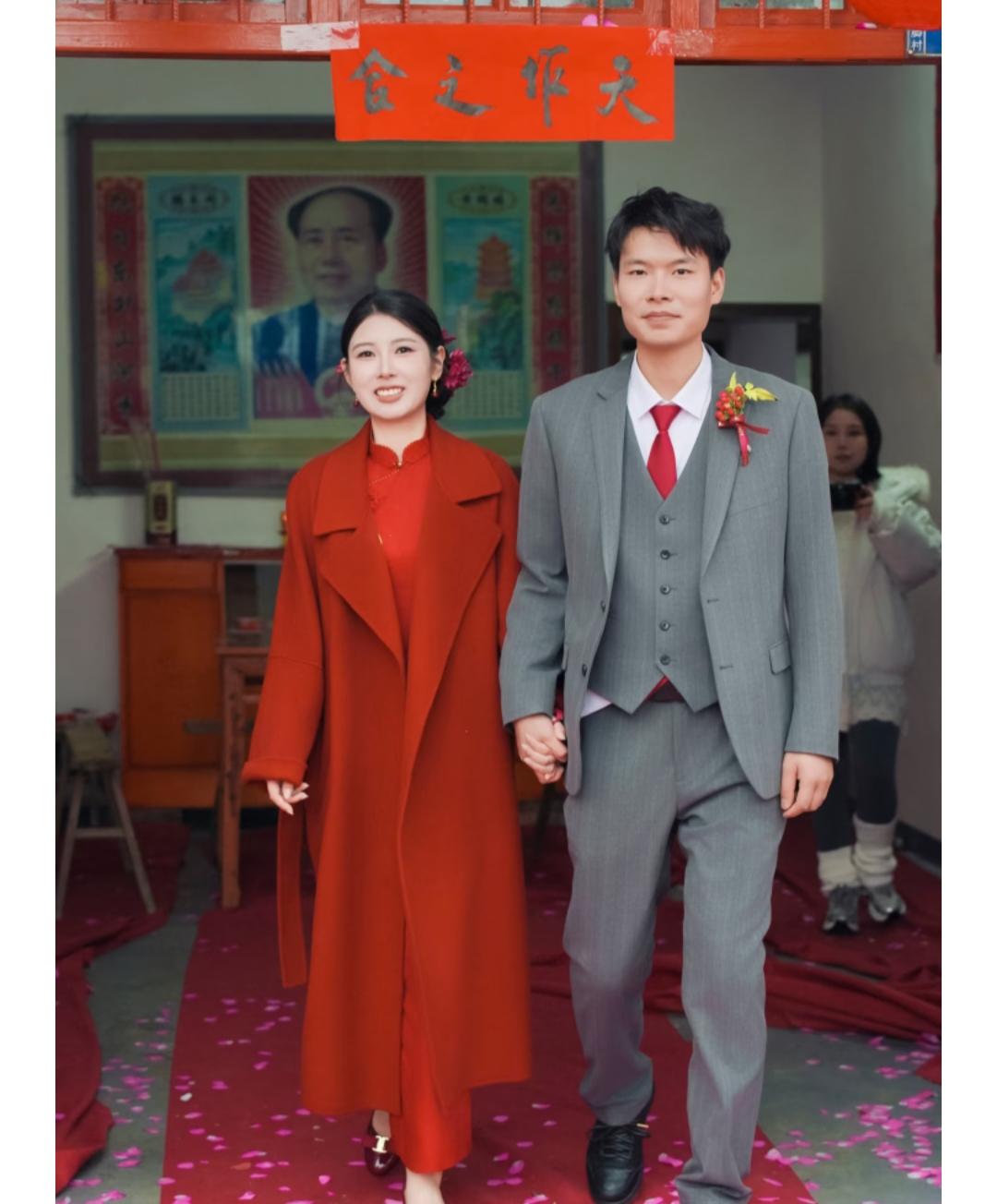 昨天去参加婚宴，那场面真把我看懵了

新郎是国企的，新娘是大学老师，俩人全是21