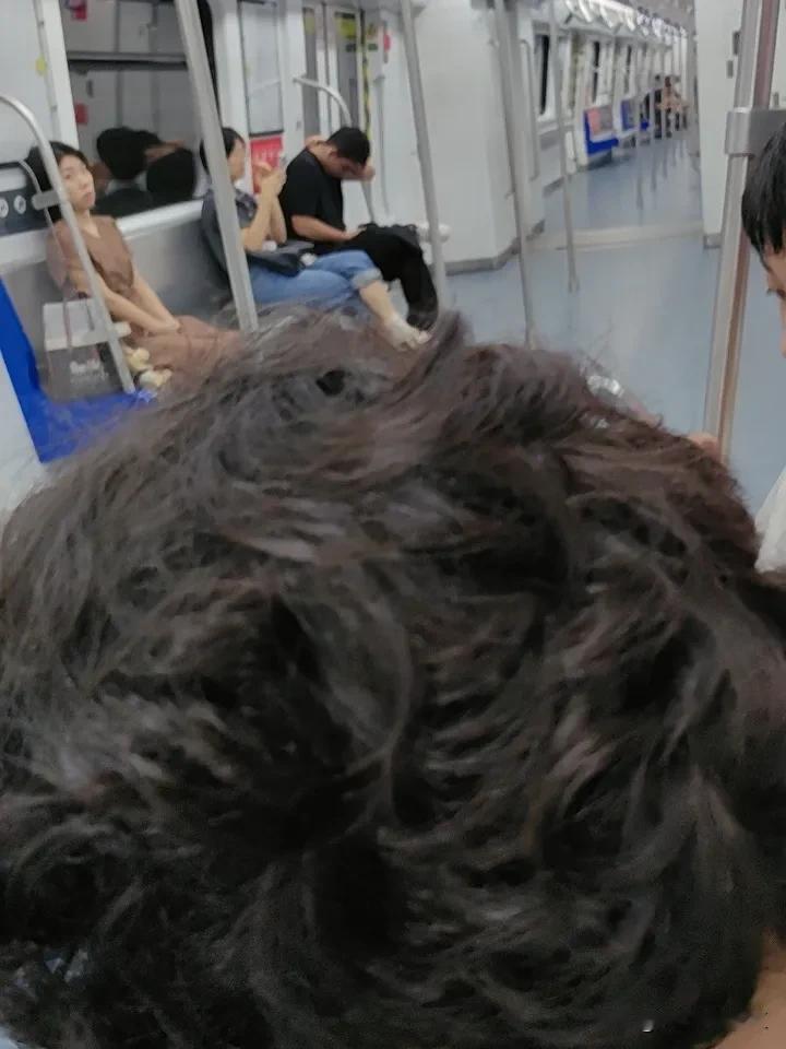 葡萄牙又一次拖累了西罗。41岁的C罗一次又一次冲刺在对方的门前。但一帮小老弟硬是