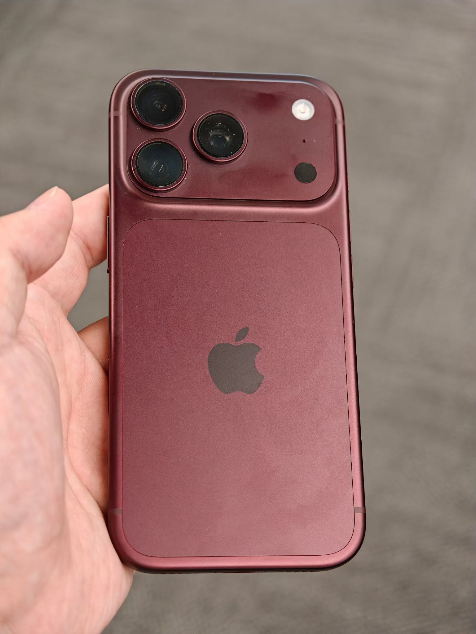 哈哈哈哈，看到部分老师买到的 iPhone 18 Pro Max 质感不如我们之