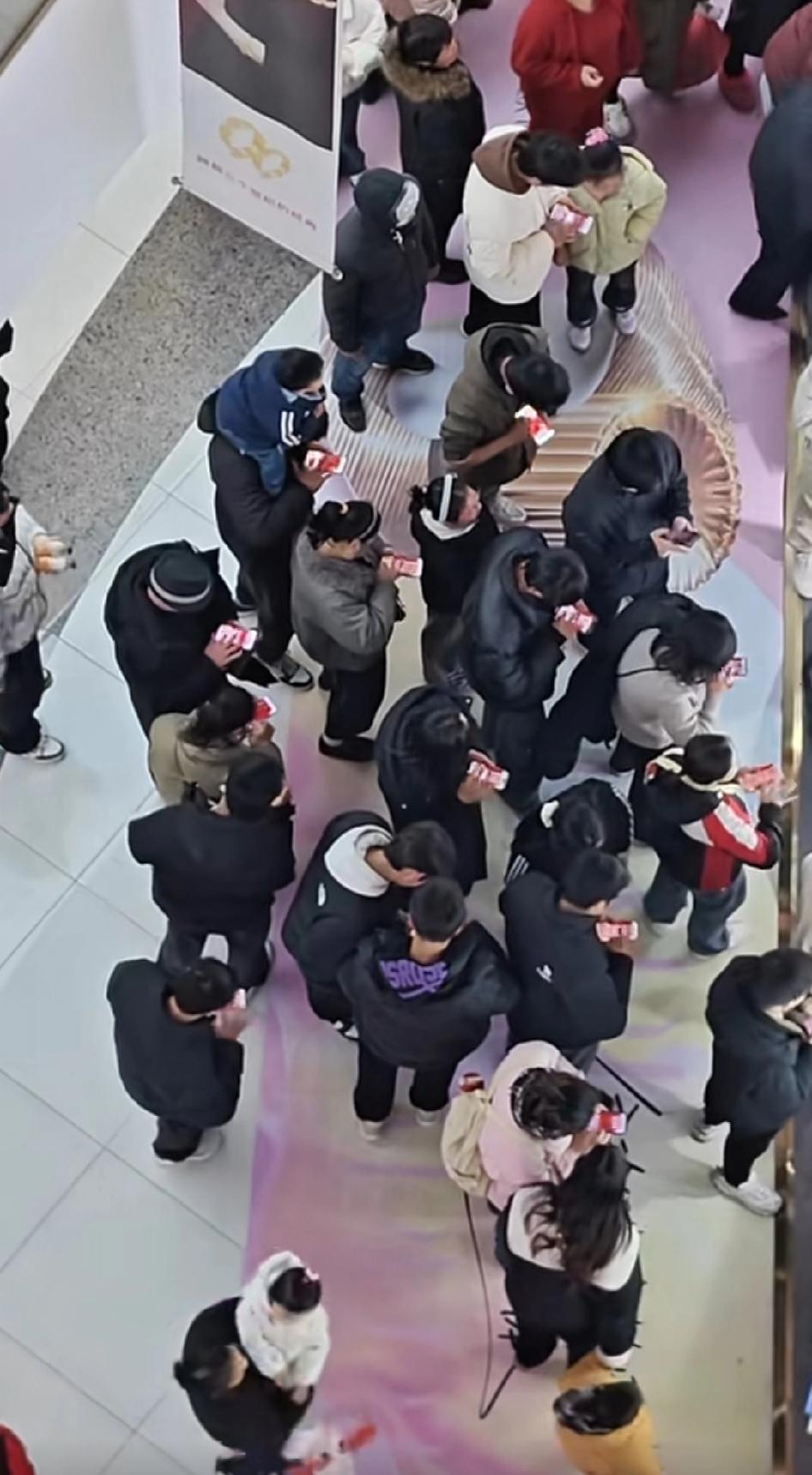 所有人不约而同的滑动手机，第一眼以为在数红票子呢，像极了万象汇那个甩手机
这是一