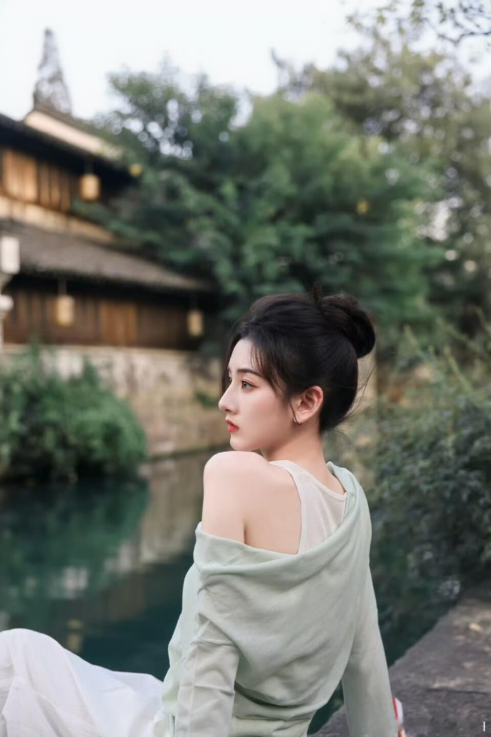 天呐！！换作正常交往的人都不会这样求婚吧，太唐突了，而且还是明星和粉丝，一旦这种