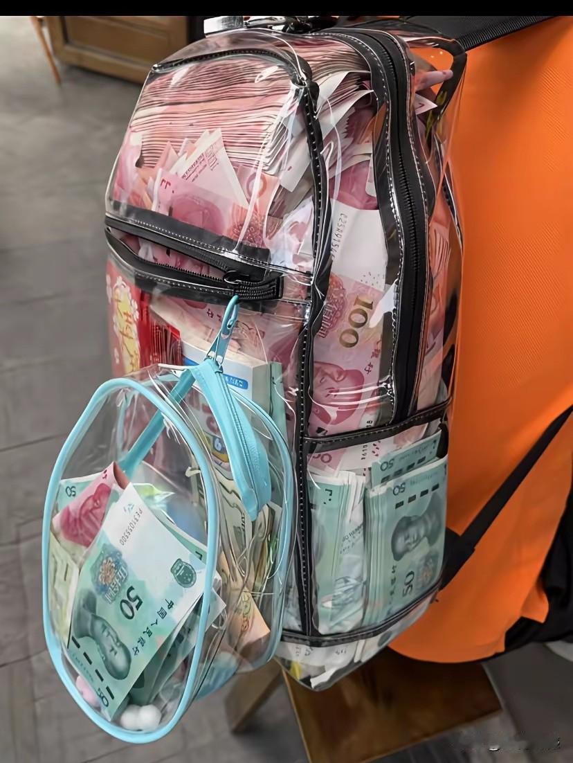 不露富是一种智慧，可是这个男子背一个透明的包，把自己的家底让别人看的一清二楚，不