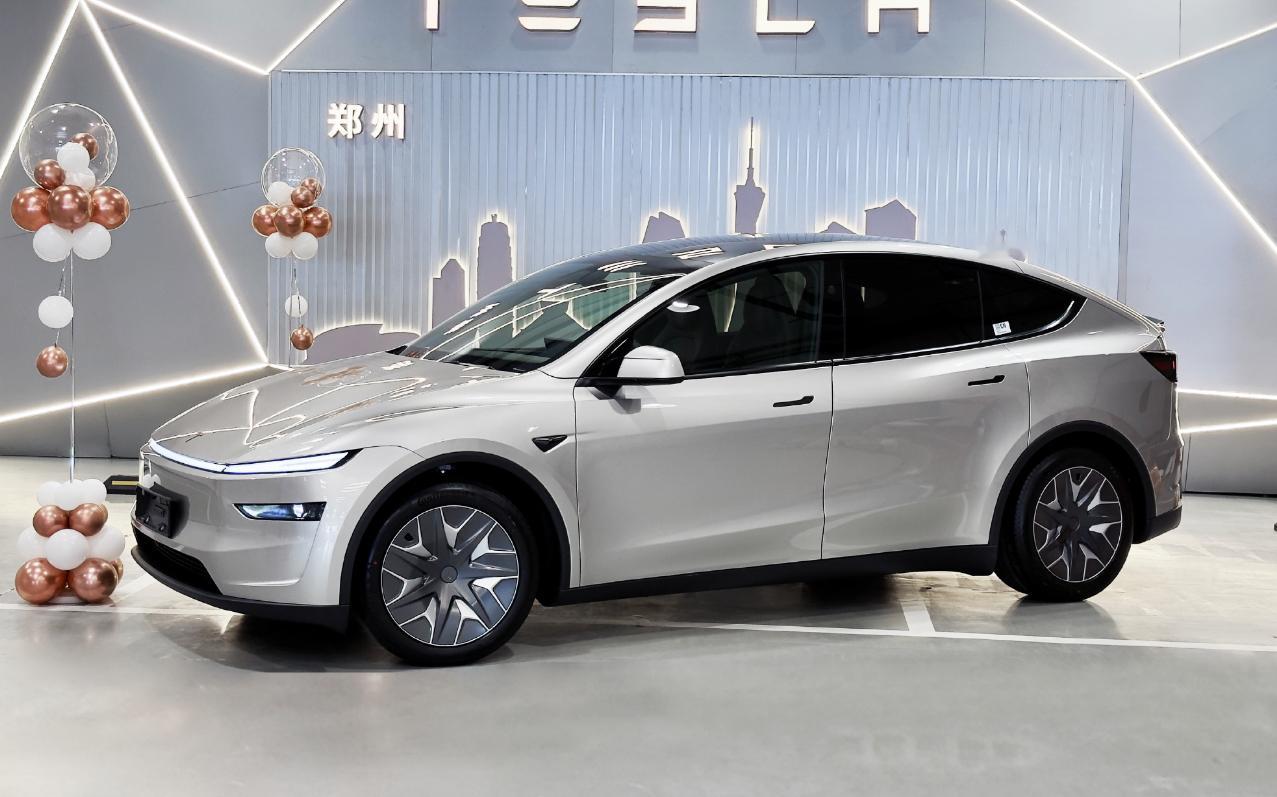 特斯拉Model Y L全国首批交付开启啦[期待]售价33.9万。这大六座豪华纯