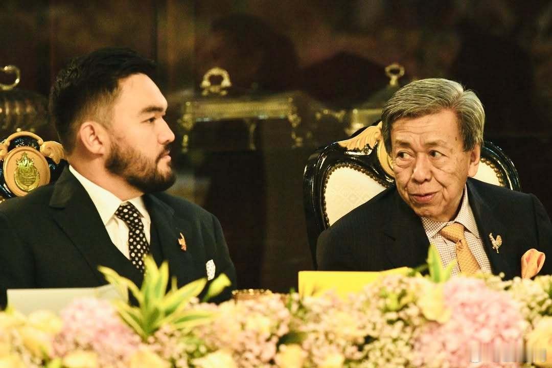 马来西亚王室 🇲🇾12月15日，雪兰莪州苏丹沙拉夫丁在王后诺拉西金和王储阿米