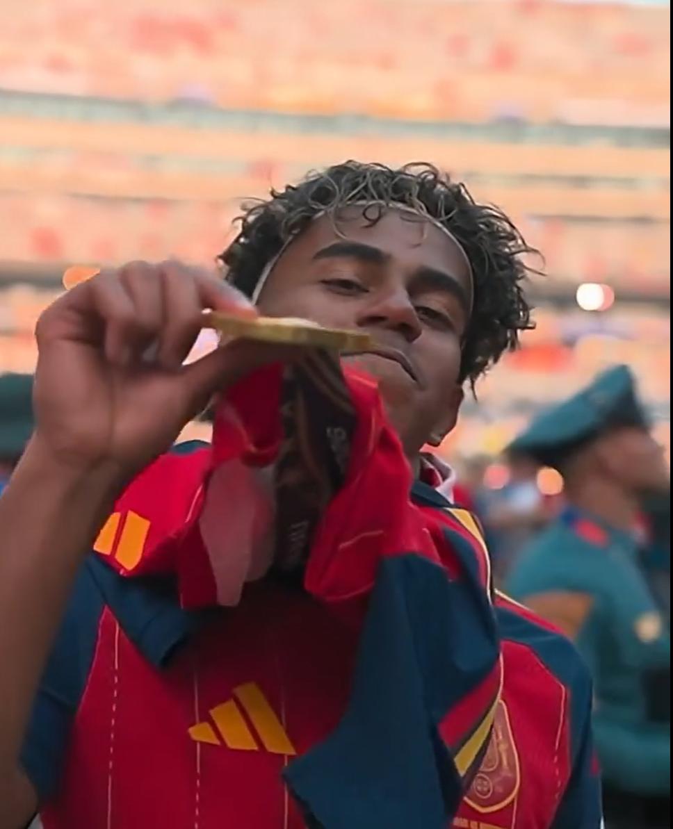 亚马尔虽然捧起了大力神杯，但是很显然，这届世界杯，还不属于他。

这届世界杯，依