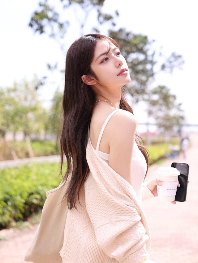 2023年香港小姐竞选期间，23岁的庄子璇凭借港大营养学专业背景、甜美青春的外形